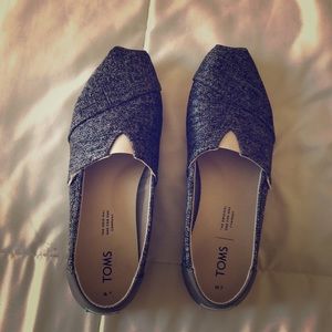 Black and white toms